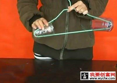 塑料瓶制作无痕衣架完成