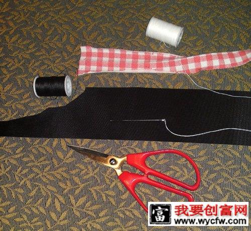 碎花布、针线、剪刀、一卷绝缘黑胶带