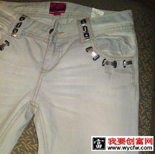 枝干细细地缝制在裤子上