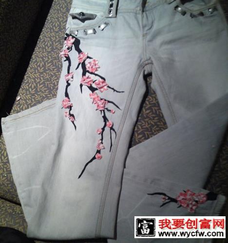 花朵重叠有序的钉在枝干上