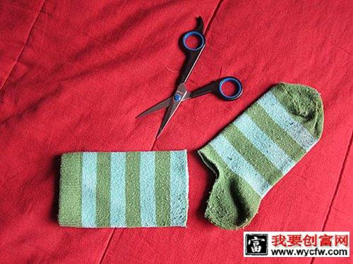 剪掉袜子的脚掌部分