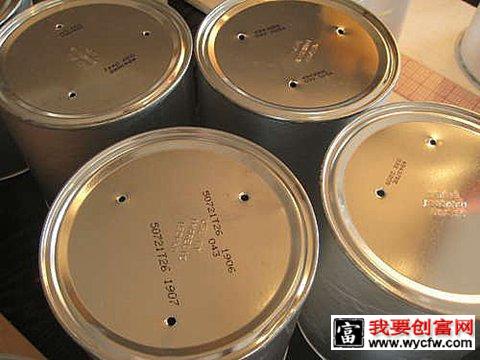 奶粉罐的底部打上三个孔