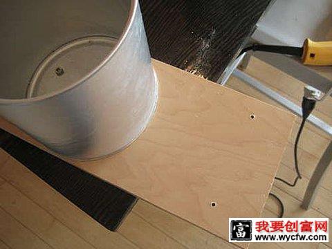 奶粉罐固定在木板上1