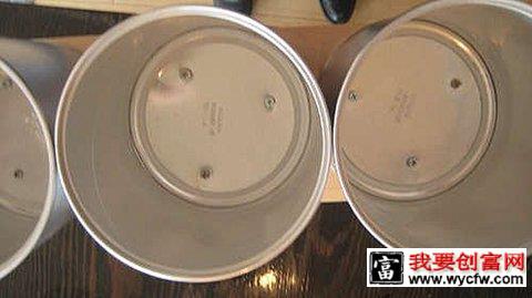 用奶粉罐制作的墙壁收纳挂到墙壁上1